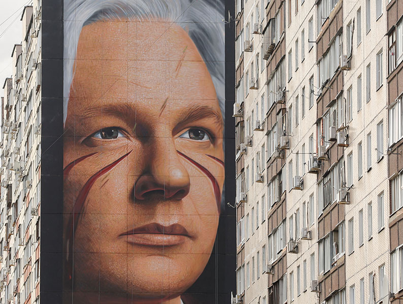 Mural que representa un retrato de Julian Assange, creado por el artista callejero italiano Jorit Agoch. |Reuters