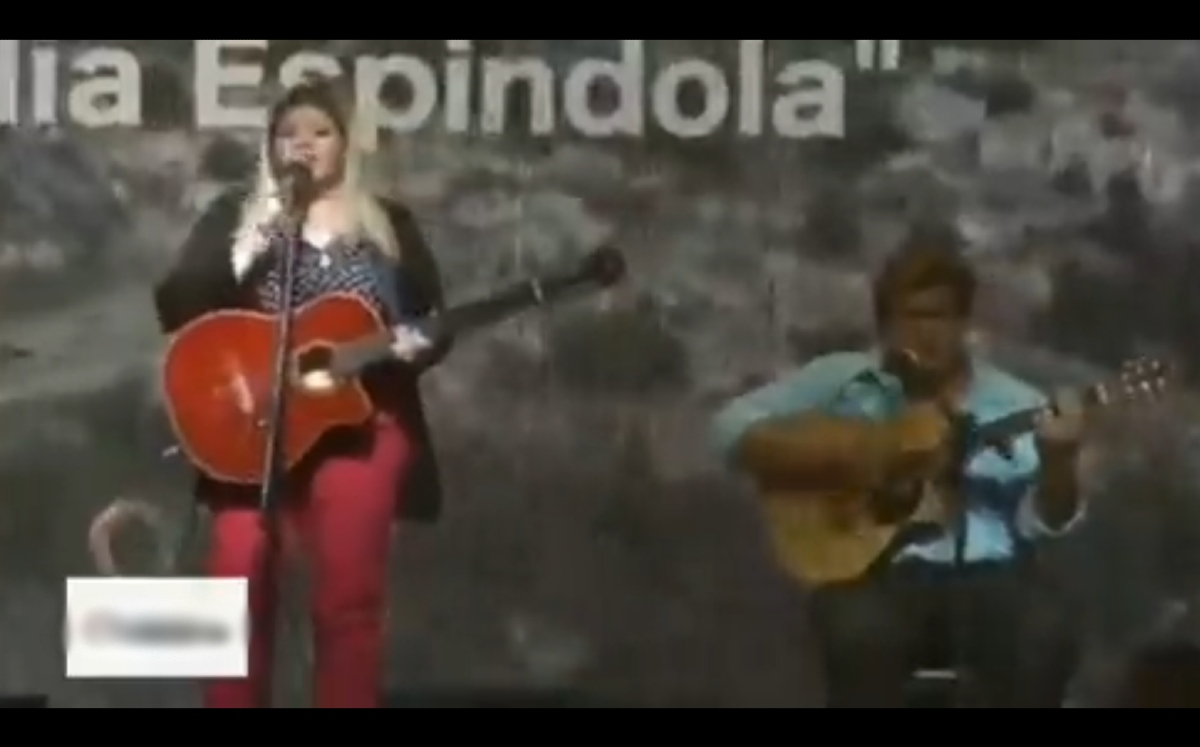 Pantalla cae y aplasta a cantantes en pleno show en vivo