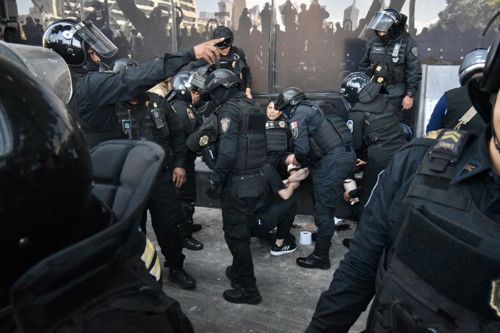 Policía herida durante la manifestación por el caso Ayotzinapa. (Haarón Álvarez)