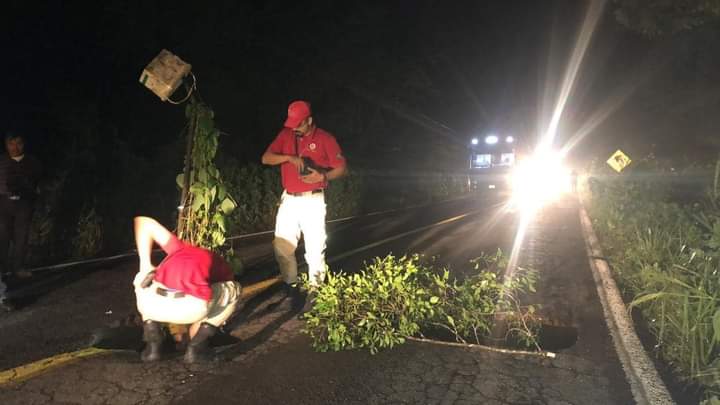 Socavón se forma en carretera de Jalisco luego de sismo (Especial)