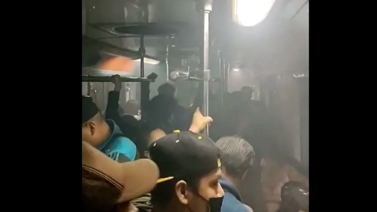 Trasladan a dos personas por incidente en metro