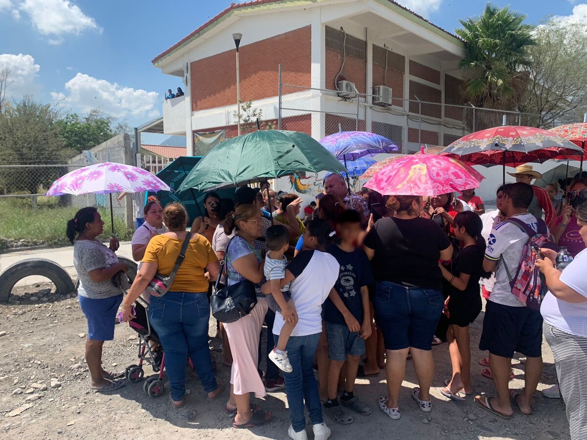 Vecinos de El Carmen dialogan con el alcalde. Foto: Especial