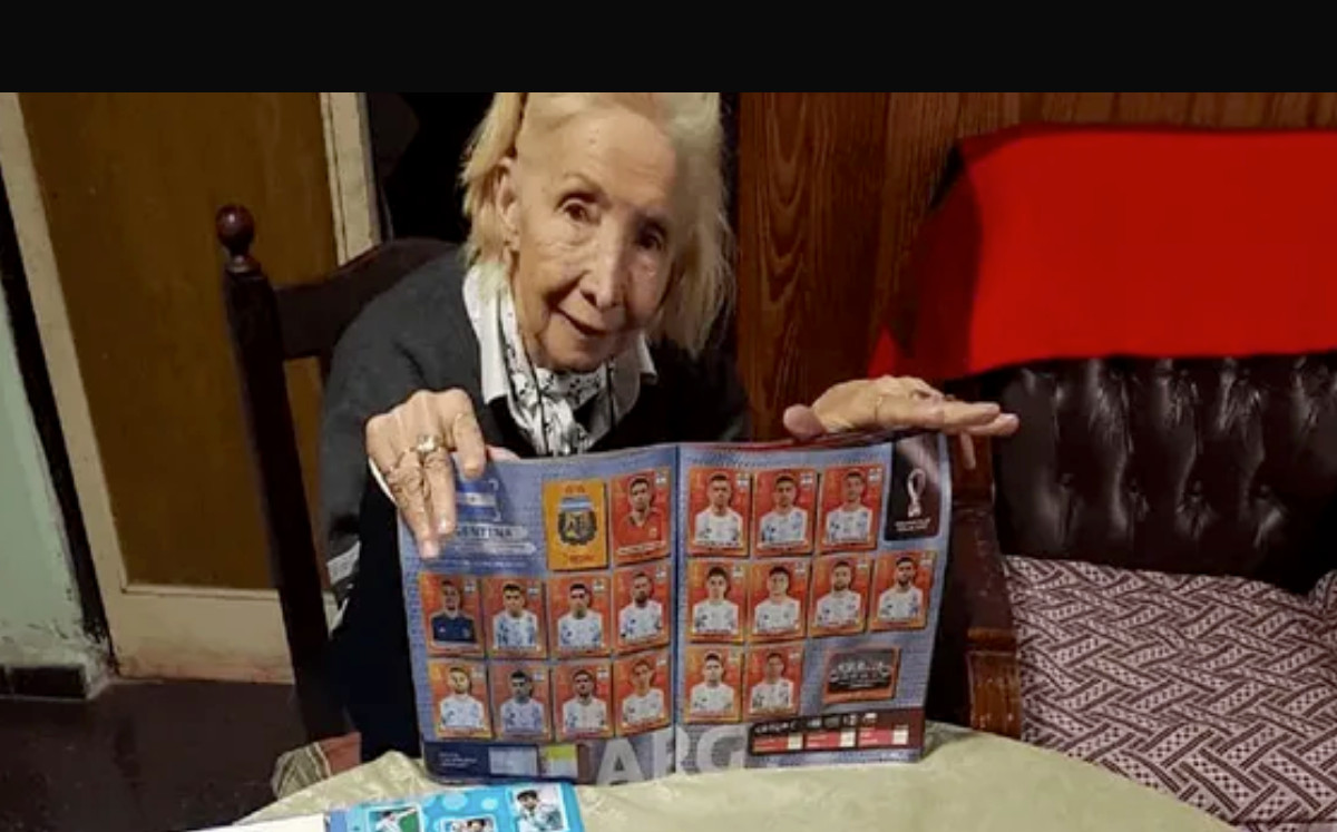 Abuelita gasta dinero de su jubilación en estampas para álbum Panini | ESPECIAL