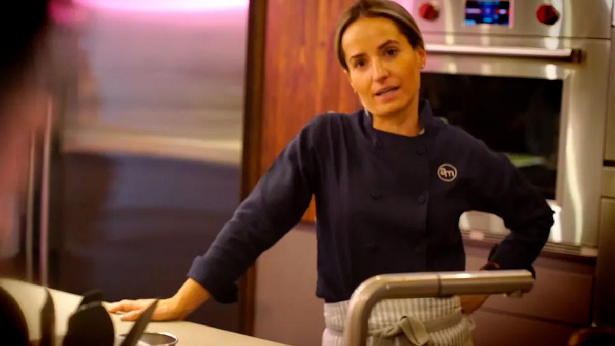Ana Martorell lleva acabo una receta con bacalao