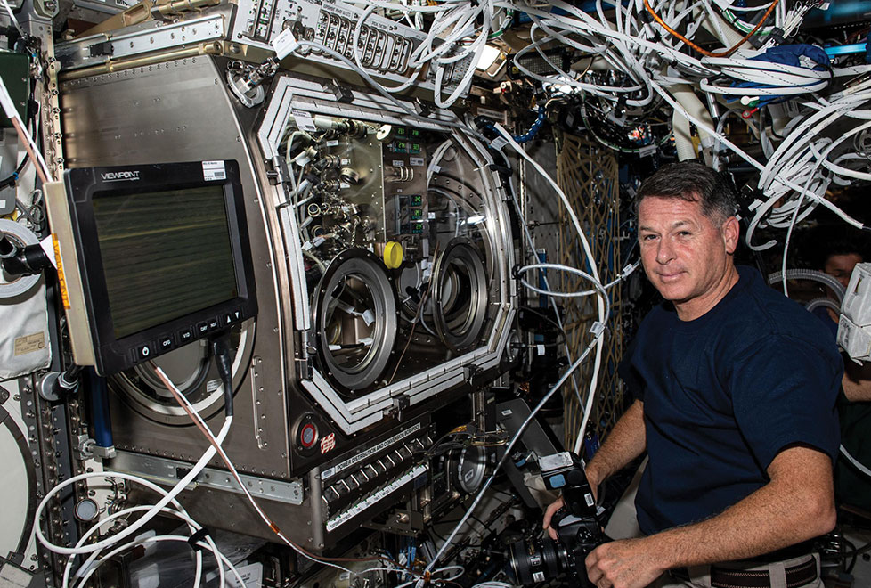 Un astronauta se prepara para examinar los mecanismos detrás de la solidificación de las aleaciones de soldadura fuerte en microgravedad.