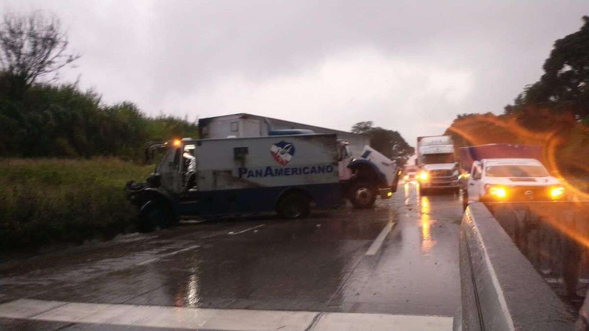 El accidente dejó al menos cuatro heridos. (Especial)