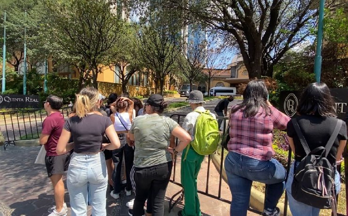 Fans esperan a Dua Lipa afuera de hotel en Monterrey | Ileana González