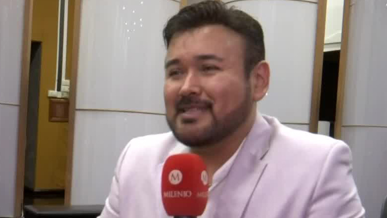 Javier Camarena da concierto improvisado en primaria de Veracruz