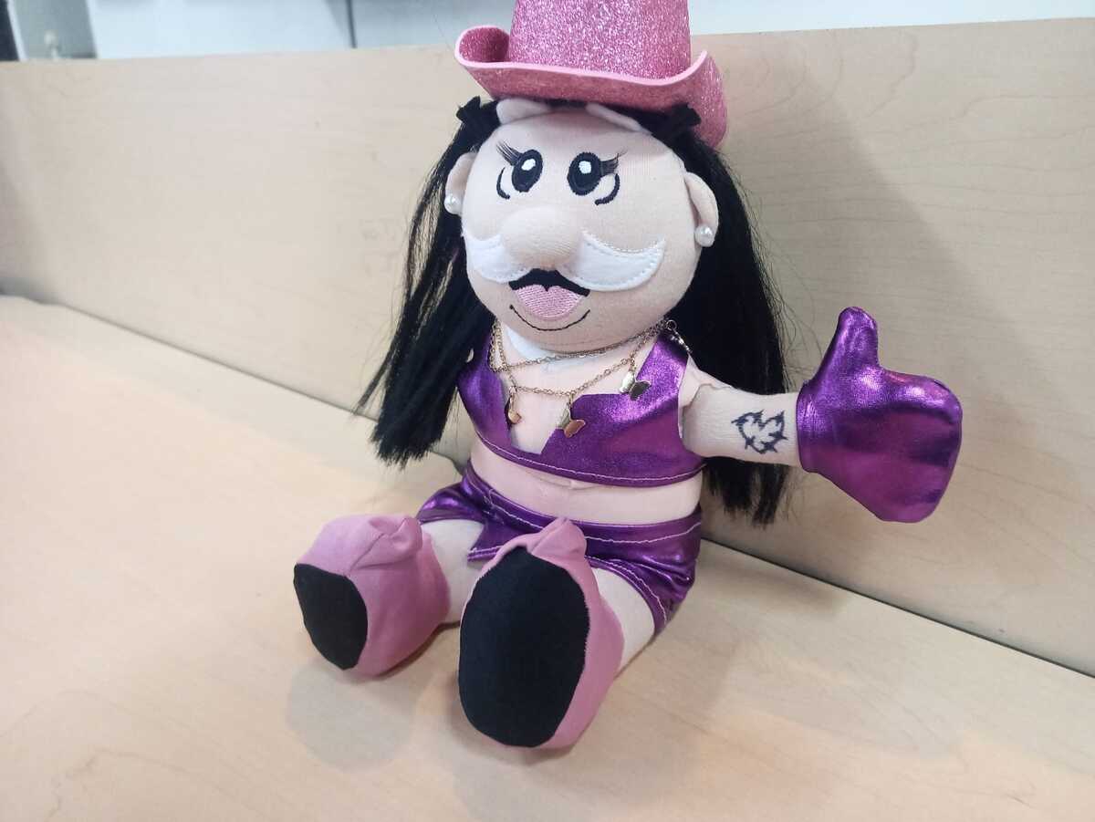 El muñeco de Doctor Simi llevaba vestuario Adhoc a Dua Lipa. Foto: Especial.