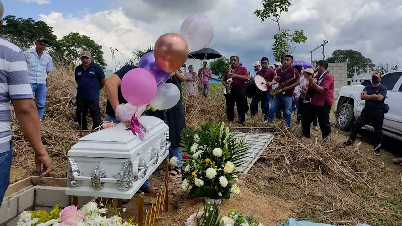 Entre música y globos despiden a Roxana, niña de cuatro años asesinada en Veracruz