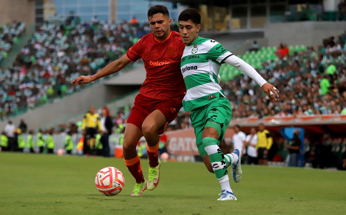 Omar Campos, defensa lateral de Santos Laguna. (Rolando Riestra)