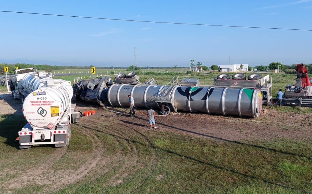 Pipa con gasolina sufre volcadura en carretera Victoria-Matamoros.