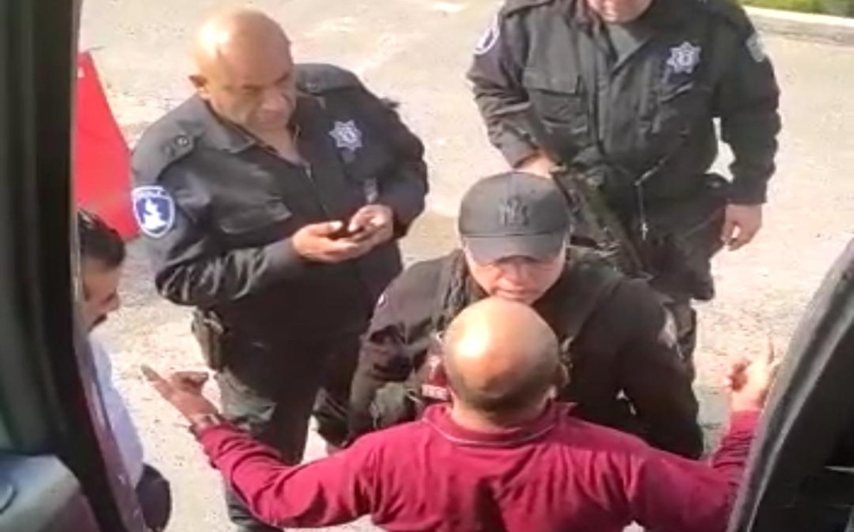 Policías agreden a chófer de autobús turístico en Puebla | Especial