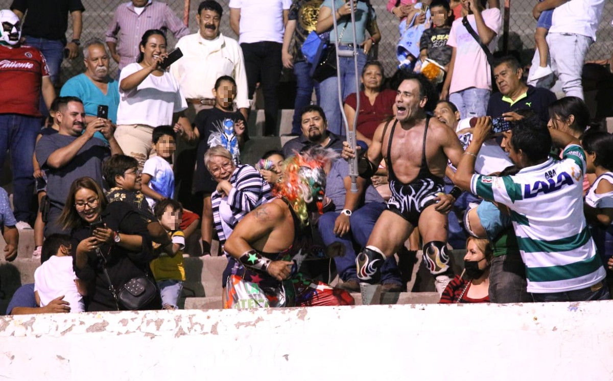 Gran parte de la batalla se desarrolló bajo del ring. (Martín Piña)