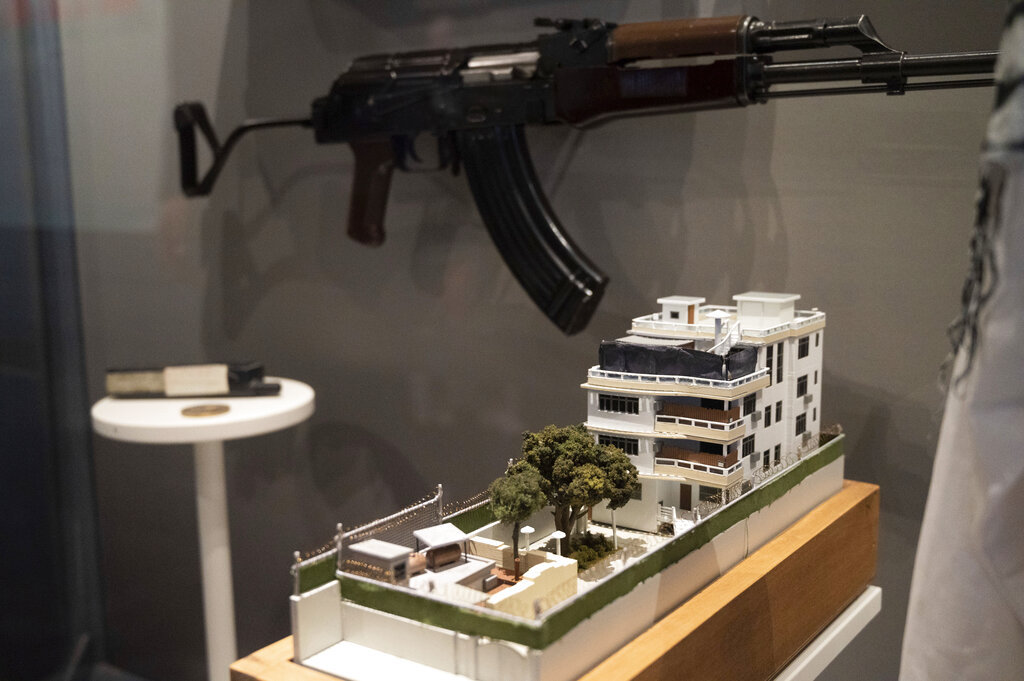 La maqueta muestra una casa de muros blancos de al menos cinco niveles. (AP)