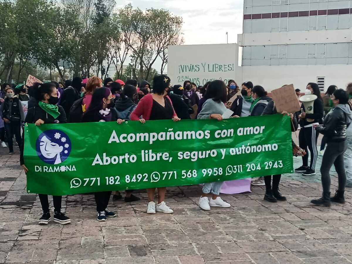 Marcha de mujeres en plaza Juárez de Pachuca. (Fernanda Aguilar)