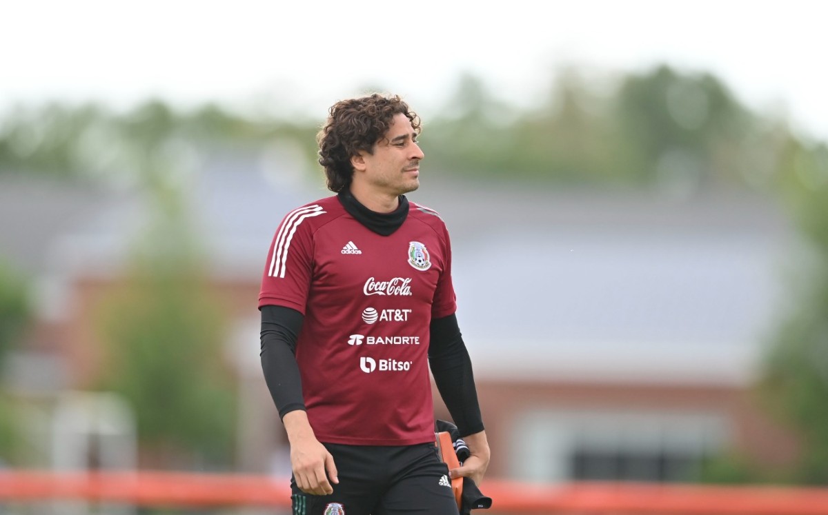 Memo Ochoa anotó un golazo de chilena en entrenamiento de la selección (Imago7)