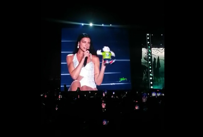 "Estamos bien Mr. Simi", reacciona Dua Lipa por peluche que le aventaron en concierto de Monterrey | Especial