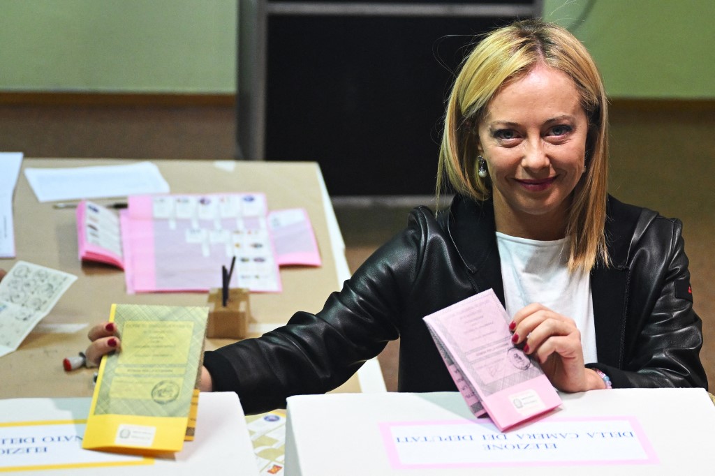 Giorgia Meloni, líder de Hermanos de Italia, votando en las elecciones parlamentarias. (AFP)