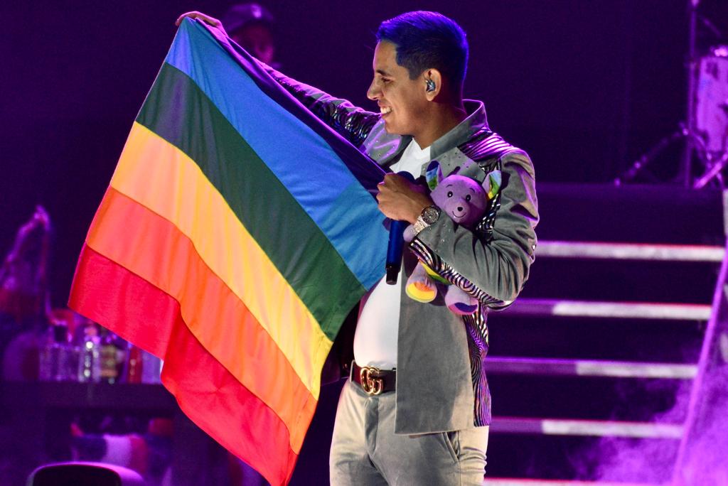 Johnny Caz de Grupo Firme ondea bandera LGBTI+ en el Zócalo | Haarón Álvarez