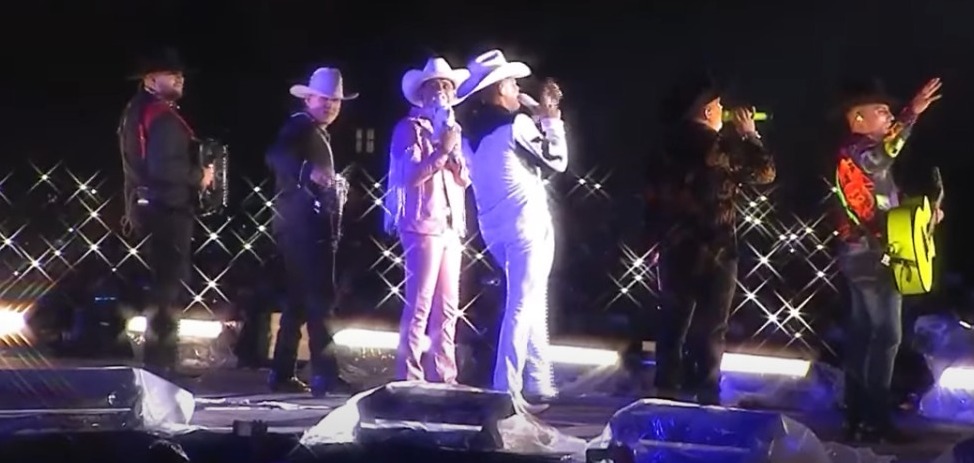 Lanzan muñeco de Dr. Simi durante concierto de Grupo Firme | Especial