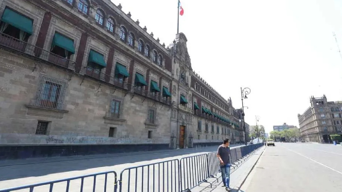 AMLO pide evitar violencia en protestas por los 43 normalistas; blindan Palacio Nacional