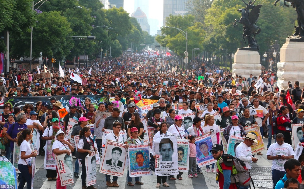 Todos los años cientos de personas salen a protestar por el caso Ayotzinapa. | Jorge Carballo