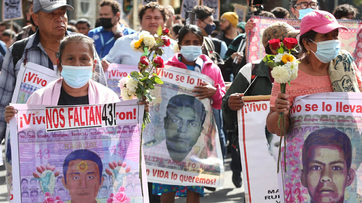 Avanza marcha por caso Ayotzinapa sobre Reforma