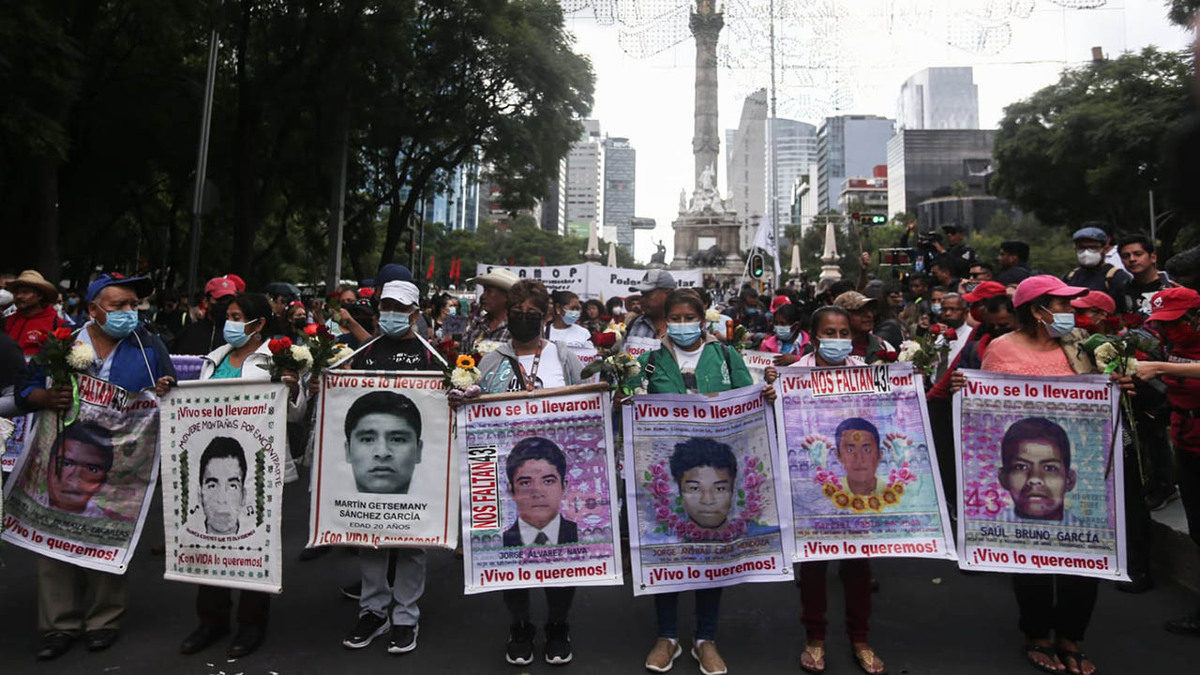 Batres llama a que marcha por caso Ayotzinapa sea pacífica