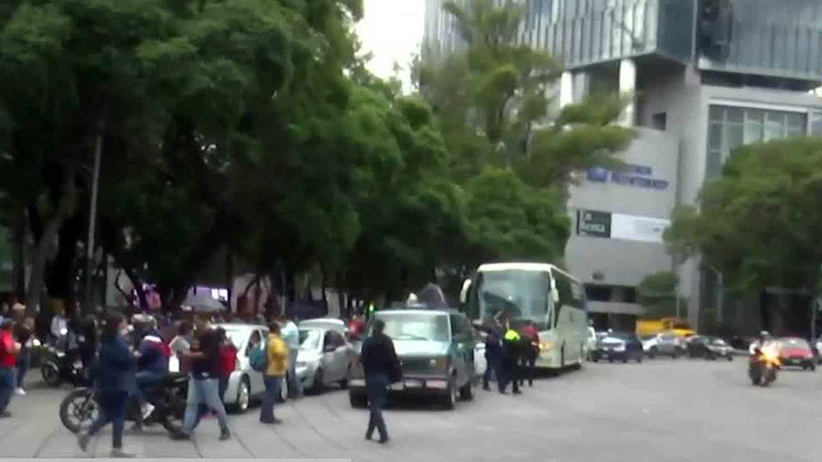Cierres en Reforma por marcha de aniversario del caso Ayotzinapa