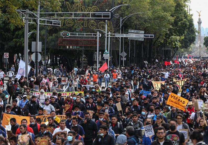 El contingente está conformado por diversas organizaciones que se han sumado a la exigencia de los padres de los estudiantes |Araceli López