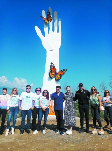 La escultura de 11 metros de altura, que estará rodeada de árboles, está programada para inaugurarse por las autoridades para el sábado 8 de octubre. 