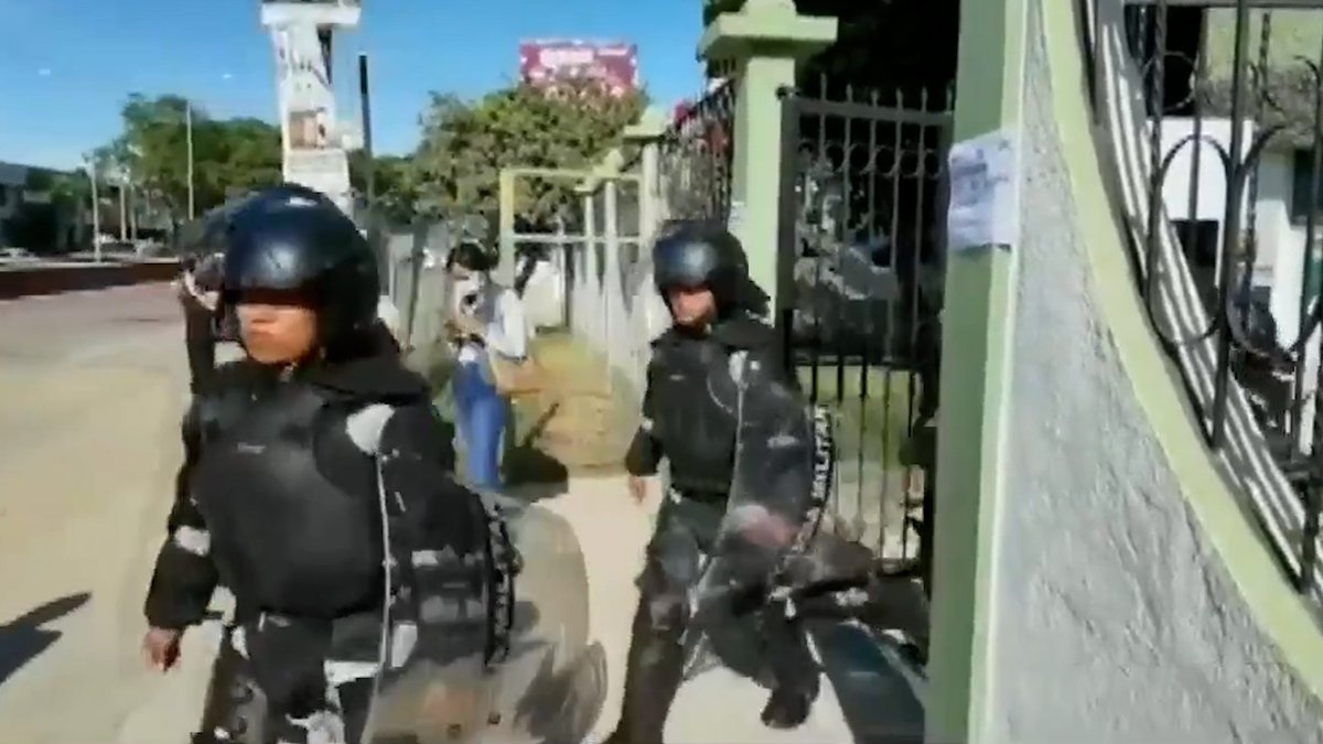 Estudiantes y activistas se manifiestan en Oaxaca por aniversario del caso Ayotzinapa