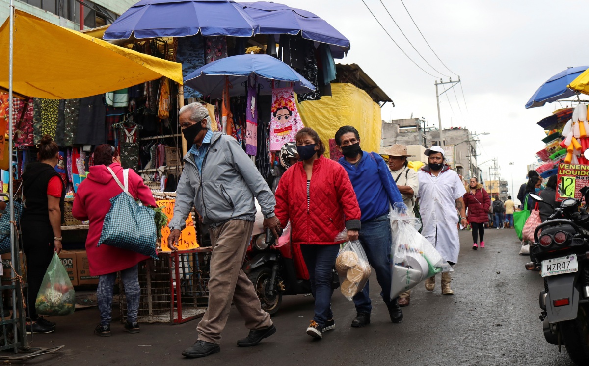 Gente camina a las afueras del mercado conocido como La Merced, Ciudad de México, México. Junio de 2020. Foto: (Reuters)