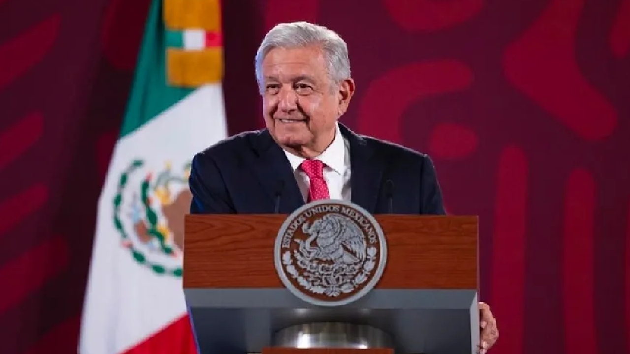 Grupo Firme dejó anonadado a AMLO que suena canción "Ya supérame", en La Mañanera