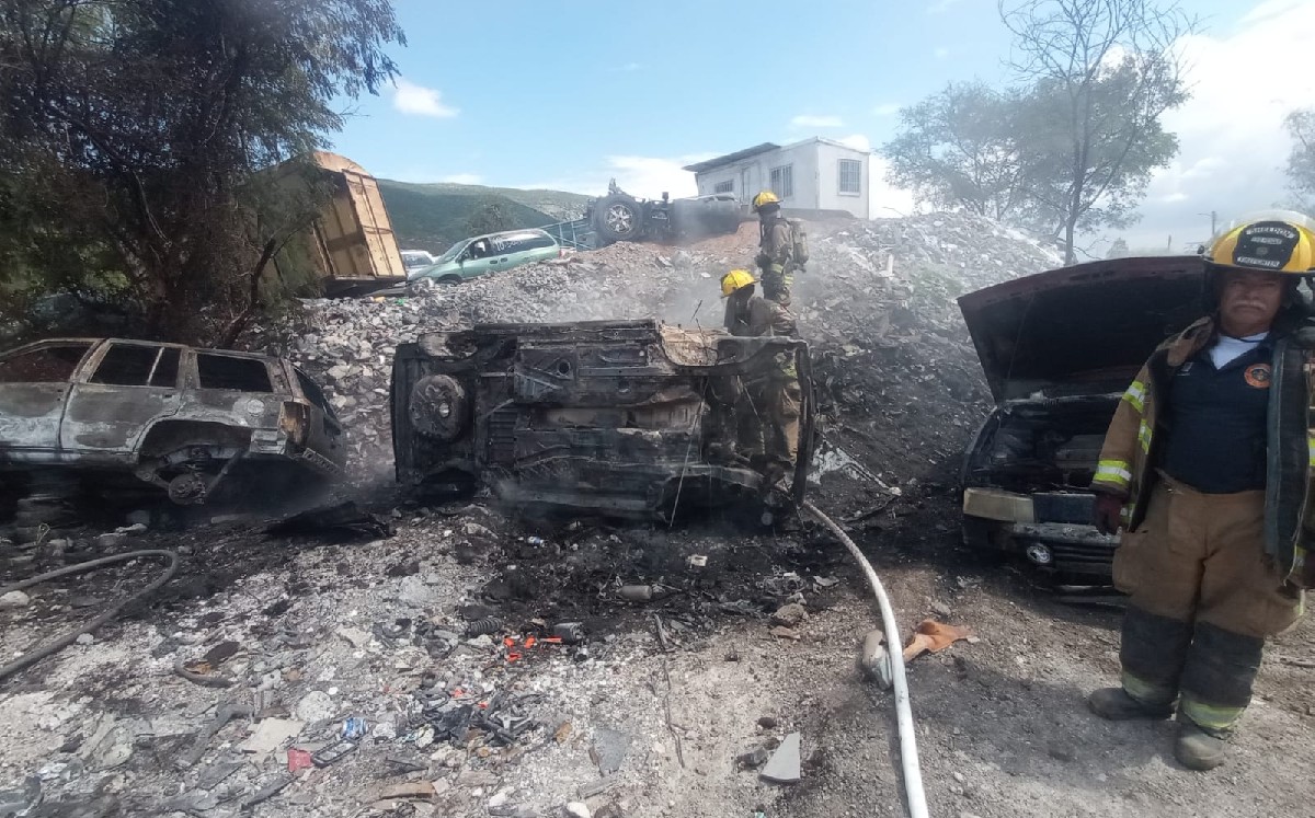 Incendio consume vehículos en yonke de Monterrey / Leyda Estrada