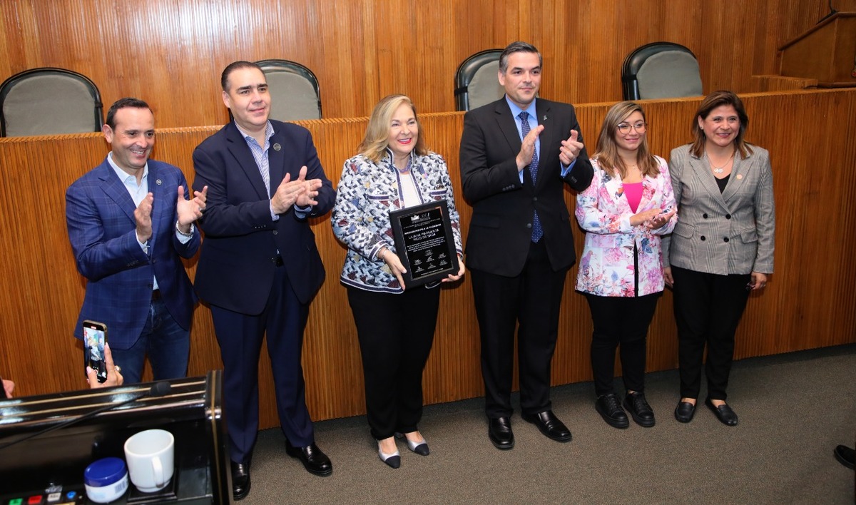 Legisladores de Nuevo León con Liliana Melo de Sada. Foto: Especial