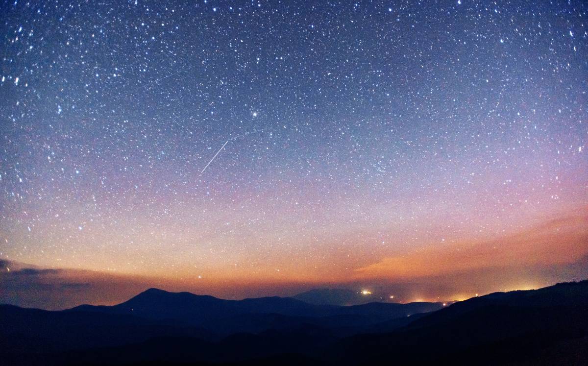 Lluvia de estrellas Sextántidas diurnas (Shutterstock).