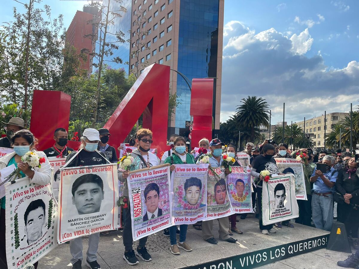 Manifestantes llegan al antimonumento de Paseo de la Reforma. | José Antonio Belmont