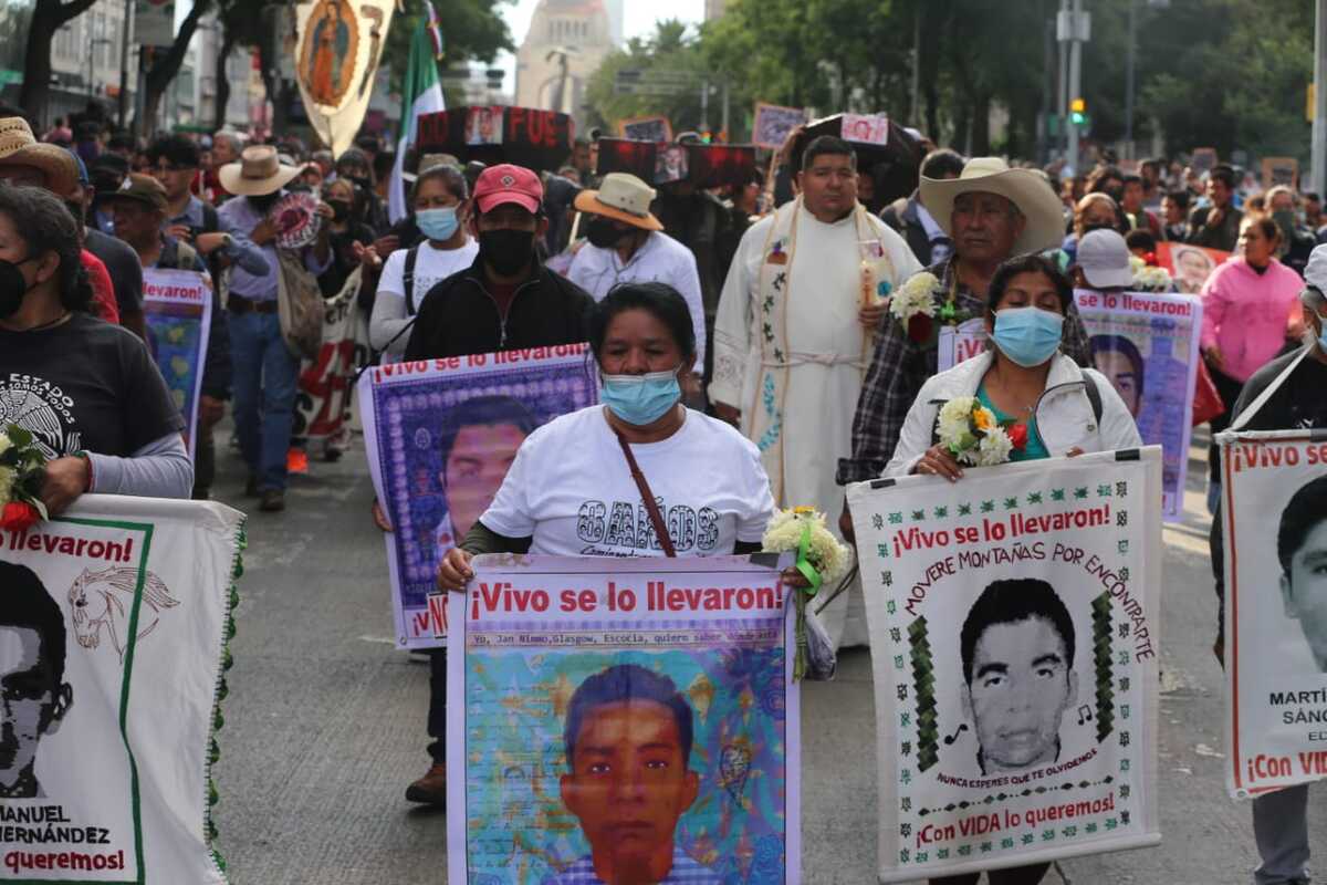 Organizaciones sindicales se sumaron a la marcha por los 43 desaparecidos. | Javier Ríos