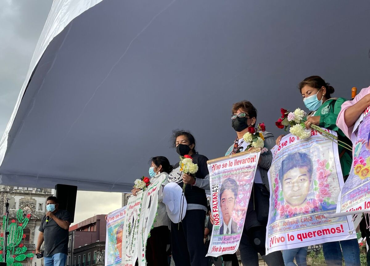 Algunos padres y madres de los normalistas se ubicaron en el templete del Zócalo de CdMx. | José Antonio Belmont