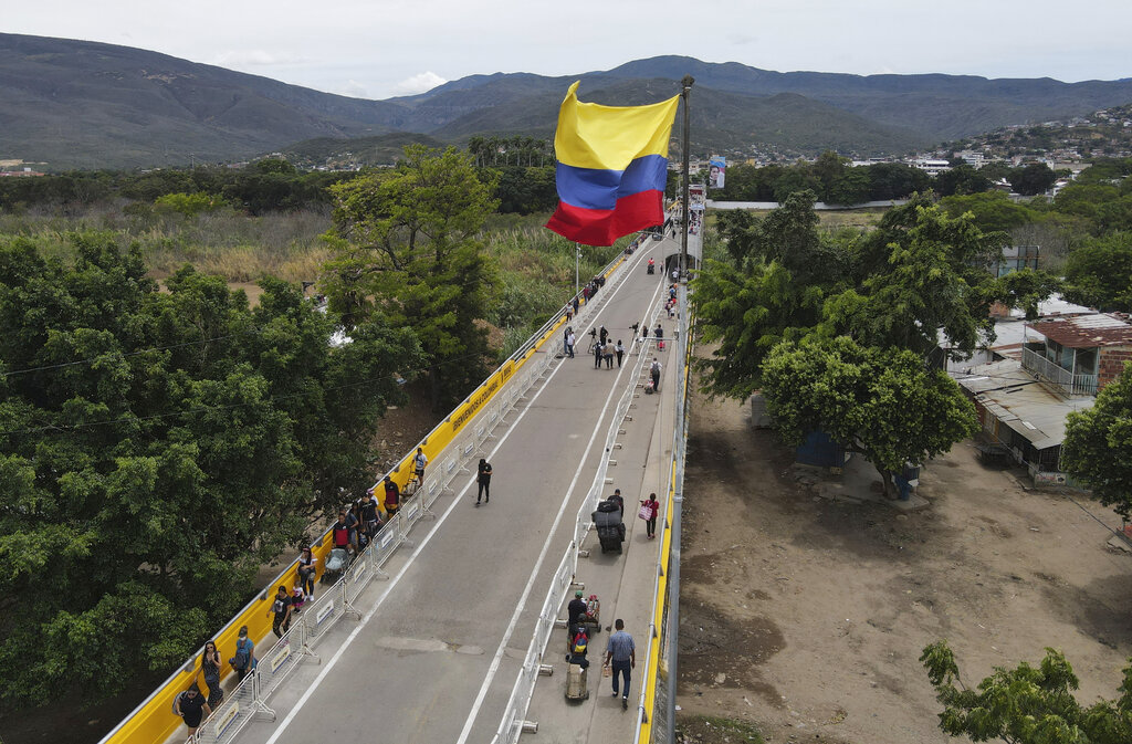 Ambos países reabrieron su frontera este lunes, donde permitieron el paso de transporte y de personas. (AP)