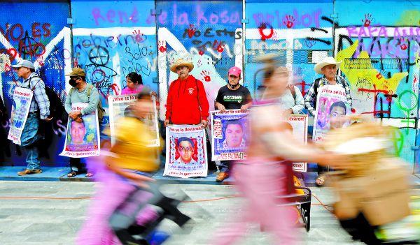 Parientes de los estudiantes en un acto cultural ante el octavo aniversario del suceso. Ariana Pérez