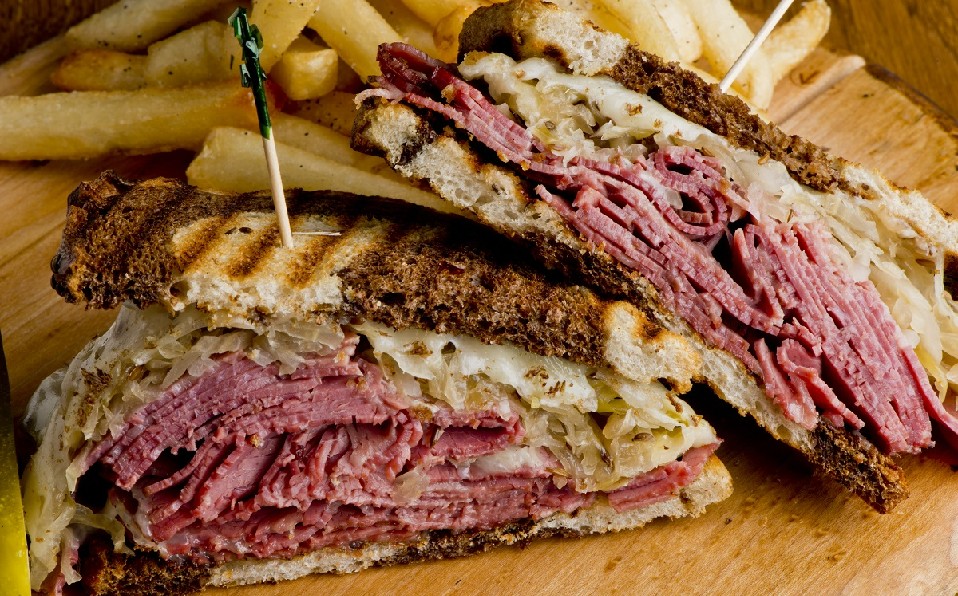 "El pastrami debe ser extraordinario", advertían expertos con ironía sobre el modesto lugar. (Foto: Shutterstock)
