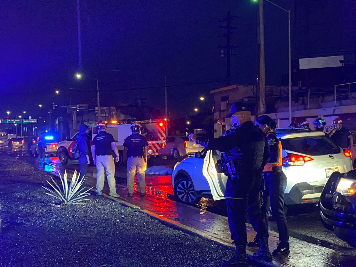 Personal policíaco cerrando la zona del accidente. Foto: Frida Rodríguez