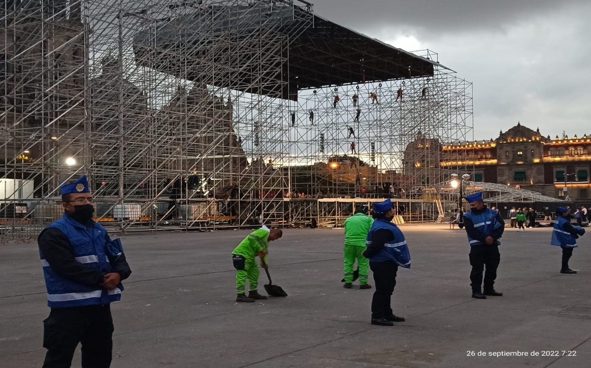 Personal de servicios y obras de la Ciudad de México se encargan de la limpieza y el orden en el Zócalo. | César Velázquez