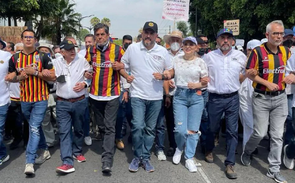 La UdeG podría realizar mega marcha para pedir justicia por alumnos desaparecidos (Twitter @rvillanueval)