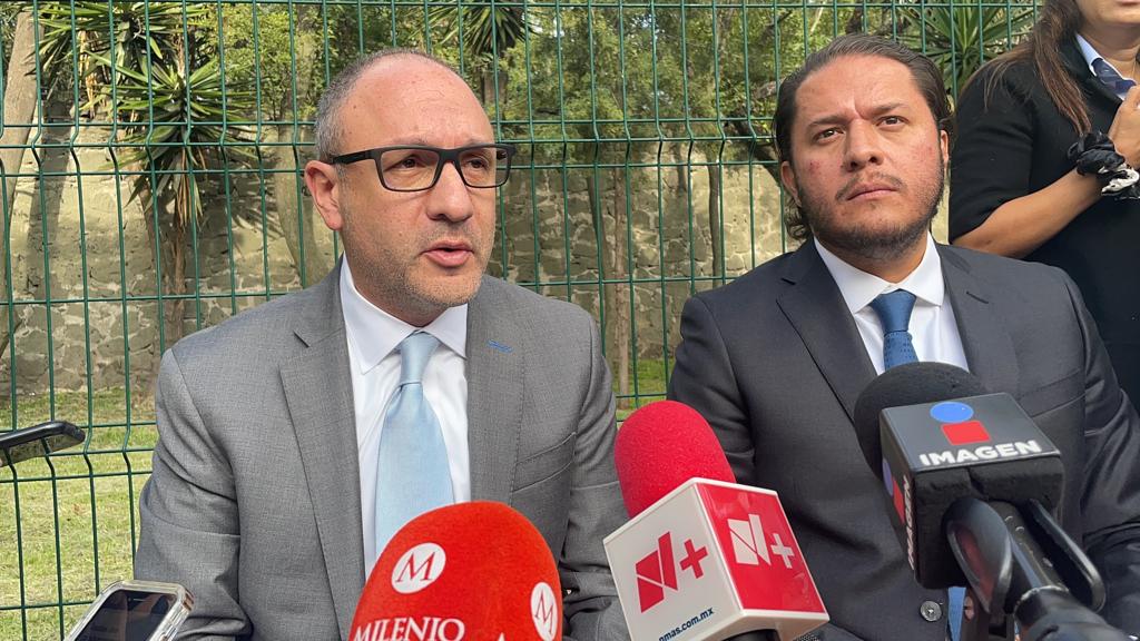 Alejandro Robledo Carretero y César Omar González Hernández, abogados de los militares. (Rubén Mosso)