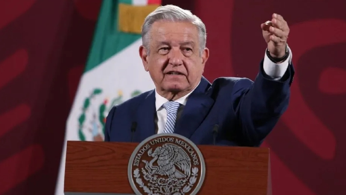 AMLO defiende a Américo Villarreal y acusa persecución en su contra