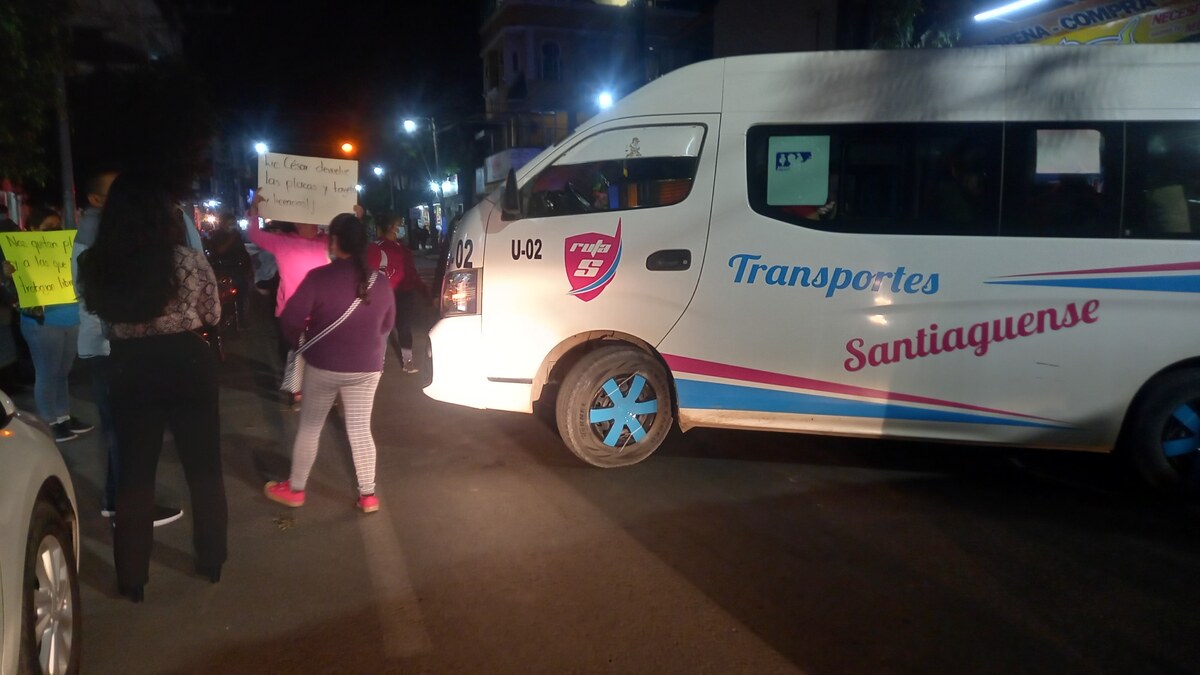 Cierran calles de Tehuacán usuarios del transporte colectivo de Santiago Miahuatlán | Especial